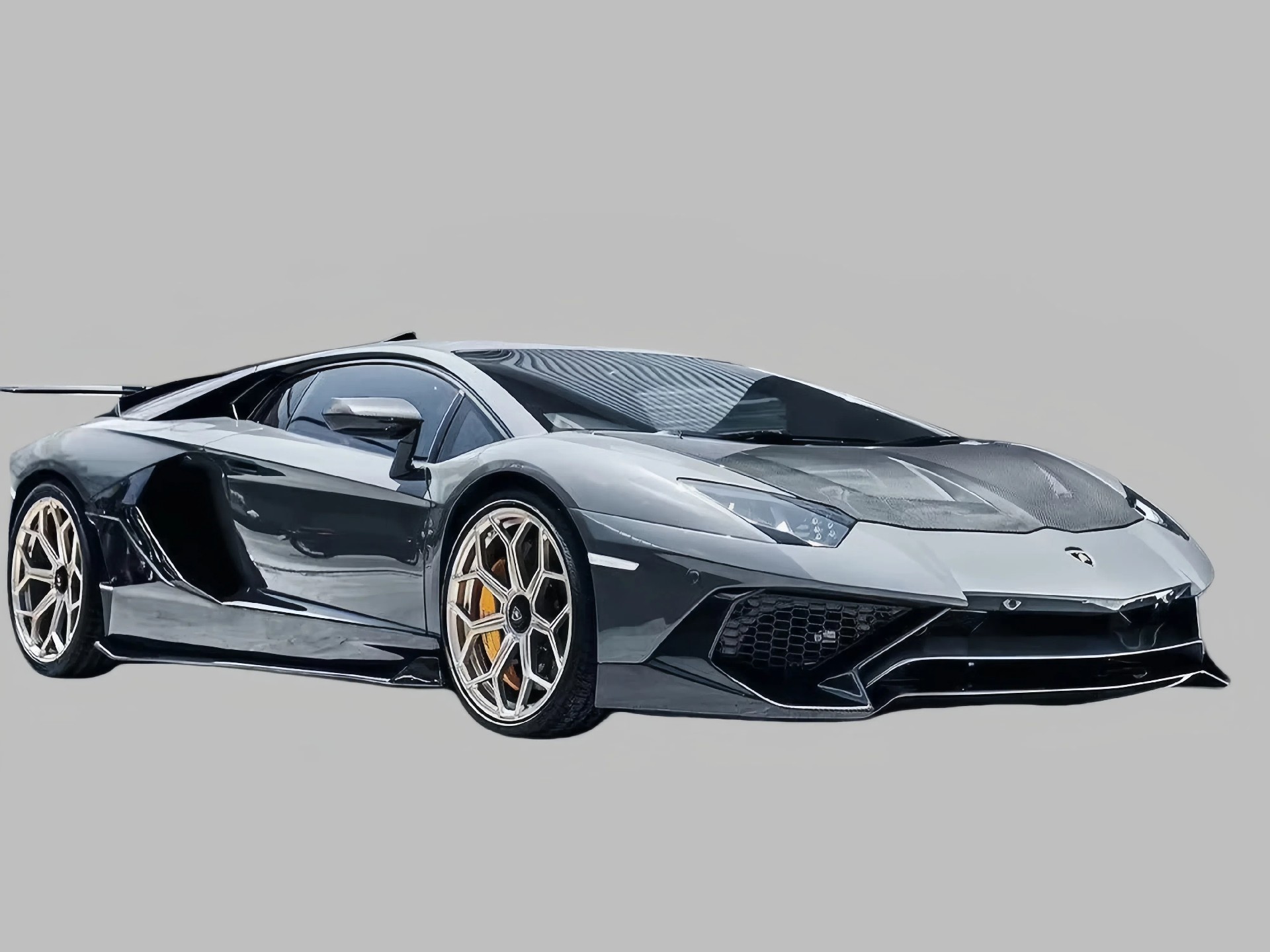 Elevating the Bull: The 1016 Industries Carbon Fiber Aerodynamic Body Kit for the Aventador