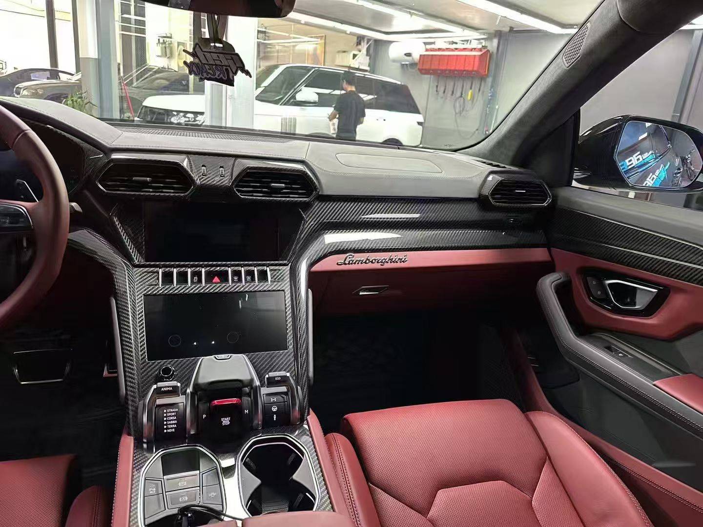 The dry carbon interior of Lamborghini Urus is a perfect match.